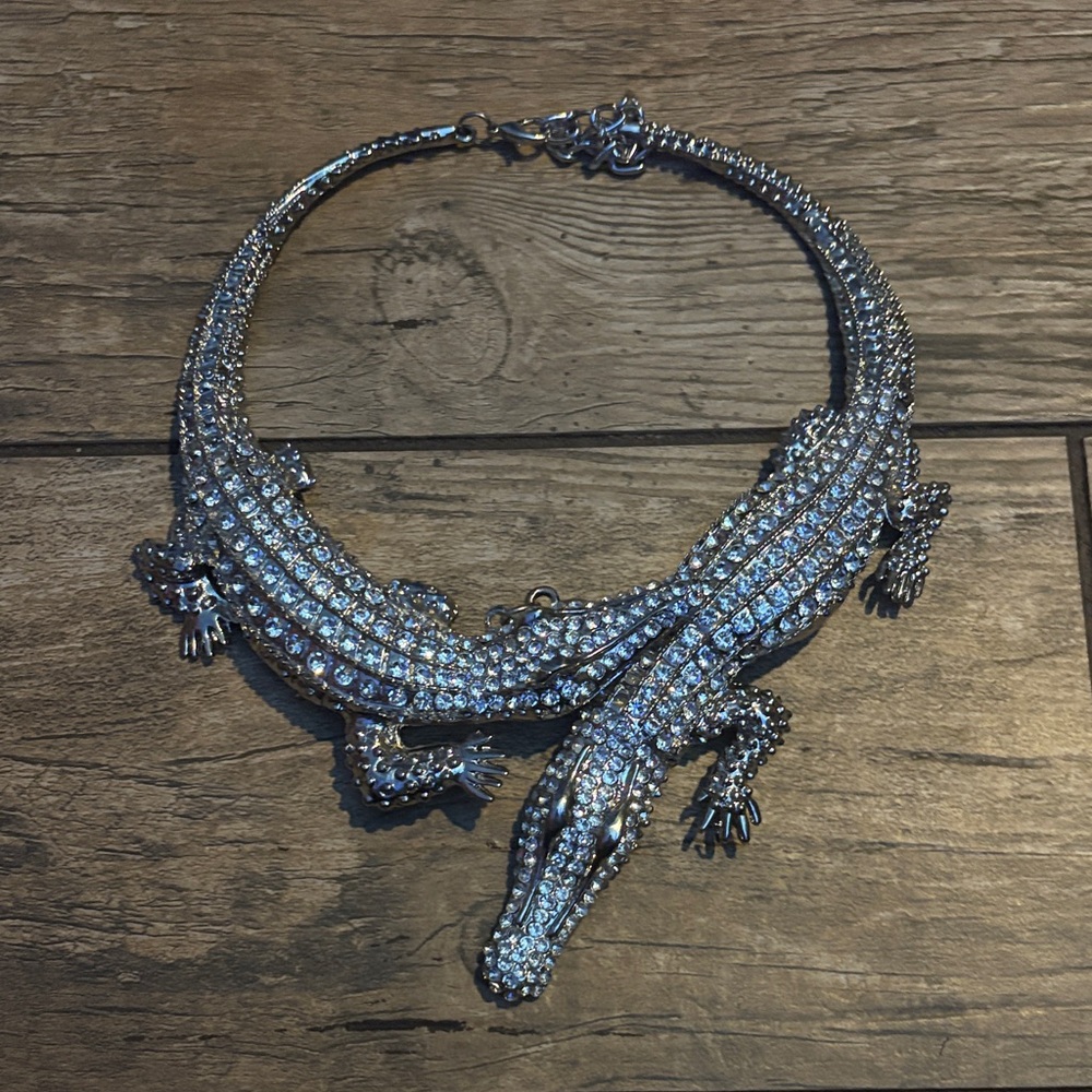Amazon Essentials Silver Alligator Necklace